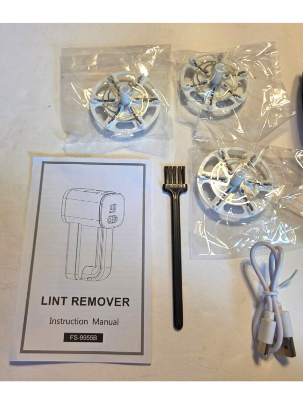 Eilveey Rechargeable Lint Remover 6-Blade Head & LED Display Clothes & Furniture - Picture 5 of 13